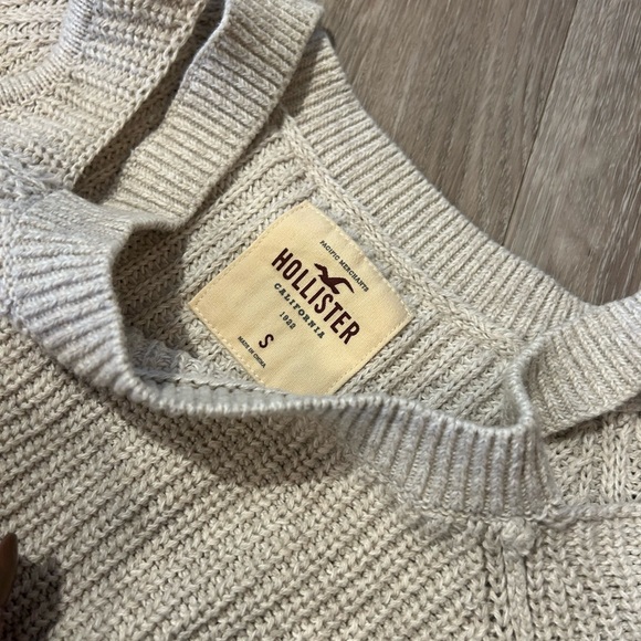 Hollister Cold Cutout Sweater - Picture 2 of 3
